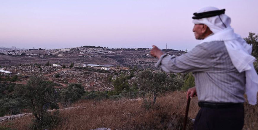  Olayan Olayan, who was born in the village of Battir in 1941, overlooks a valley in which a new Israeli settlers outpost is built, as pictured from Battir, a Unesco heritage village in the occupied West Bank south of Jerusalem, on July 8 (AFP photo)