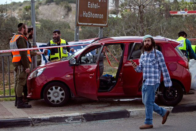 Israeli forensic police inspect the scene of Palestinian shooting attack near  Ariel, in the occupied West Bank, on Sunday (AFP photo)