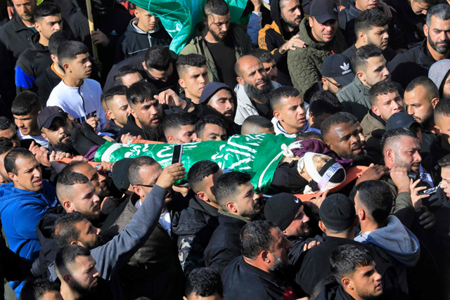   Palestinian mourners carry the body of Ahmed Atef Daraghmeh, 23, killed during clashes with Israeli forces on Thursday, in the town of Tubas in the occupied West Bank (AFP photo)