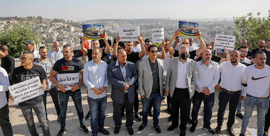 Palestinian supporters of Mohammed Dahlan's ‘Future’Party rally against a possible delay of elections in Jerusalem on Wednesday (AFP photo)