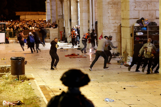 Israeli forces clash with Palestinian protesters at Al Aqsa Mosque compound in Jerusalem, on Friday (AFP photo)