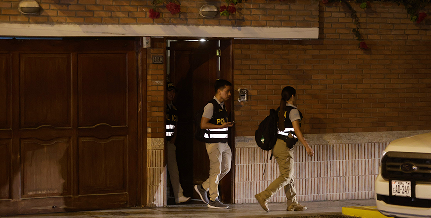     Police leave President Dina Boluarte’s house during a raid ordered by the Attorney General’s Office as part of a preliminary investigation in Lima on Saturday (AFP photo)