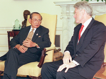 This file photo taken on April 10, 1998, shows US President Bill Clinton (right) conferring with Philippine President Fidel Ramos  in the Oval Office at the White House in Washington, DC (AFP photo)