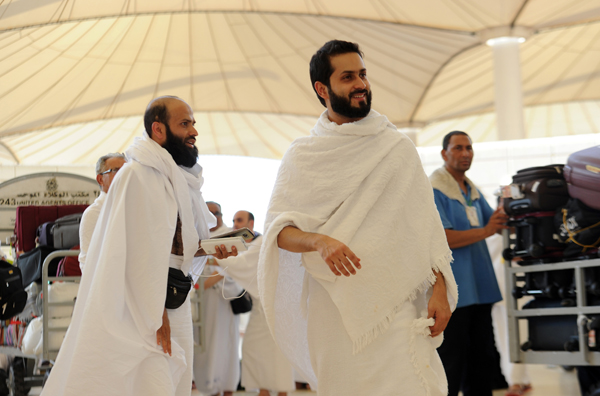 Muslim pilgrims walk outside the King Abdul Aziz airport upon their arrival to the Red Sea port city of Jeddah on Sunday (AFP photo)