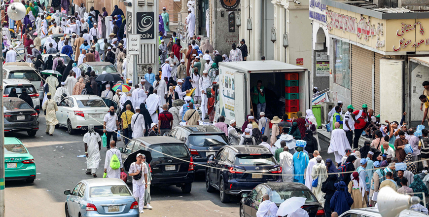 Departing Muslim pilgrims wait along the side of a street in Saudi Arabia's holy city of Mecca on Thursday (AFP photo)