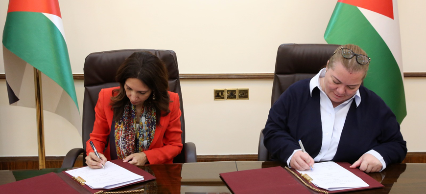 Minister of Planning and International Cooperation Zeina Toukan and CPF CEO Tamam Mango during a signing ceremony on Thursday (Petra photo)