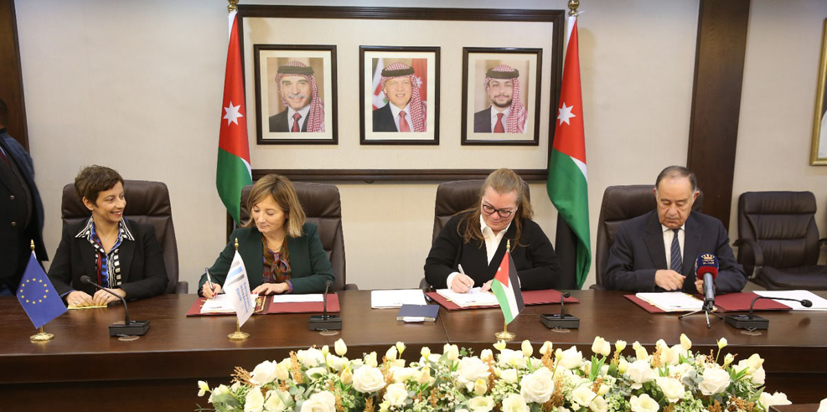 Minister of Water and Irrigation Mohammad Al Najjar, Minister of Planning and International Cooperation Zeina Toukan, Vice President of the EIB Gelsomina Vigliotti and European Union Ambassador to Jordan Maria Hadjitheodosiou during a signing ceremony on Sunday (Petra photo)