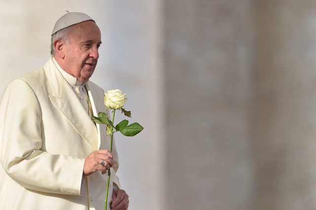 Pope Francis brings a white rose to the Virgin Mary during his weekly general audience at St Peter's square on December 9, 2015 at the Vatican (AFP photo)