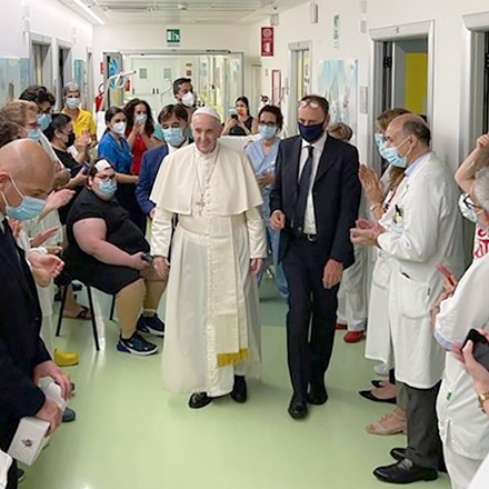 A photo taken by the Vatican Media on Tuesday shows Pope Francis visiting the Pediatric Oncology Department, located on the 10th floor of the Agostino Gemelli Polyclinic in Rome (AFP photo)