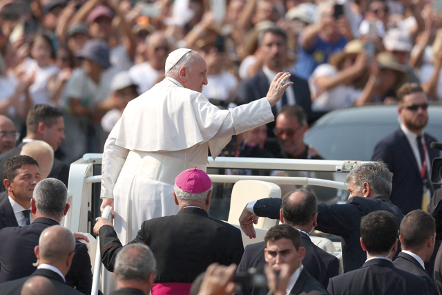 Pope Francis waves as he leaves after the Holy Rosary prayer with sick young people at the Chapel of Apparitions in the Sanctuary of Our Lady of Fatima, in Fatima, on Saturday (AFP photo)