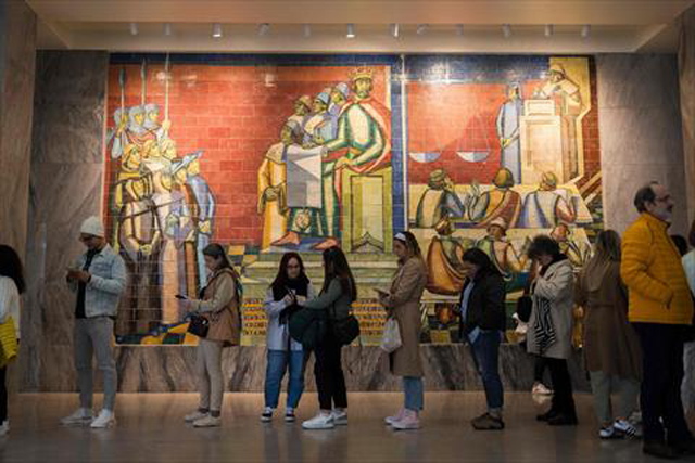 Voters queue during early voting at Lisbon’s university on Sunday, one week ahead of general elections (AFP photo)