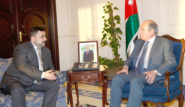 Prime Minister Hani Mulki meets with Iraqi Agriculture Minister Falah Al Luhaibi in Amman on Sunday (Petra photo)