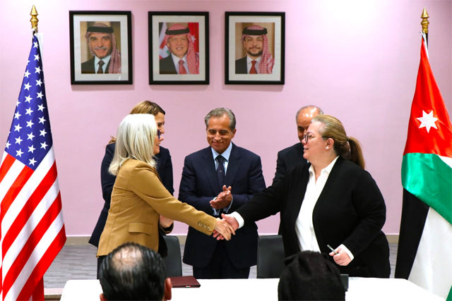 Prime Minister Jafar Hassan and US Ambassador to Jordan Yael Lempert witness the signing ceremony of the annual US grant agreement of $845.1 million (Petra photo)