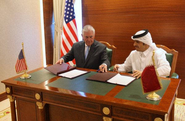 Qatar’s Foreign Minister Sheikh Mohammed Bin Abdulrahman Al Thani (right) and US Secretary of State Rex Tillerson sign a memorandum of understanding in Doha, Qatar,  on Tuesday (Reuters photo)