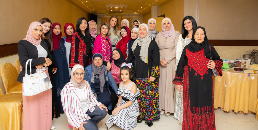 Her Majesty Queen Rania poses for a photo with women from the Abbadi tribe on Monday (Photo courtesy of Royal Court)