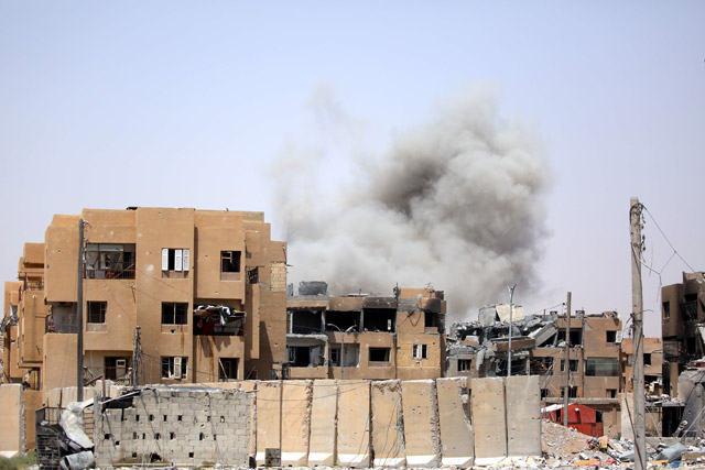 Smoke billows out from Raqqa following a coalition air strike on Friday. Syrian government troops entered the last Daesh group stronghold in the country’s Homs province on Friday after extremists began withdrawing, a monitor said (AFP photo)