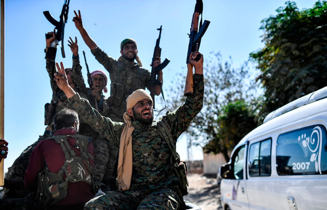 Members of the Syrian Democratic Forces, backed by US special forces, celebrate at the frontline in the Daesh group’s crumbling stronghold of Raqqa on Monday (AFP photo)