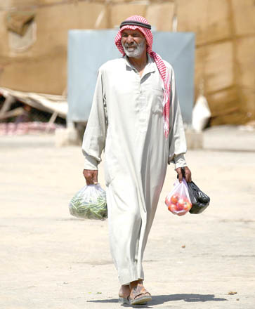 A Syrian man displaced from Raqqa carries food at Al Karamah camp, some 20 kilometres east of the Daesh  terror group’s Syrian bastion, on Tuesday (AFP photo)
