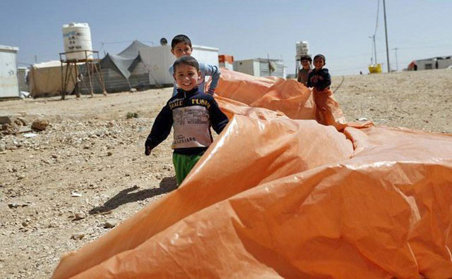 Children play at the Rukban camp which shelters refugees on the Jordanian border with war-ravaged Syria on March 28, 2017 (AFP file photo)