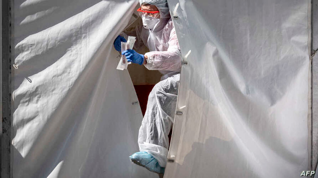 A medical staffer leaves the tent of a testing point for COVID in central Moscow, on May 2, 2020 (AFP photo)