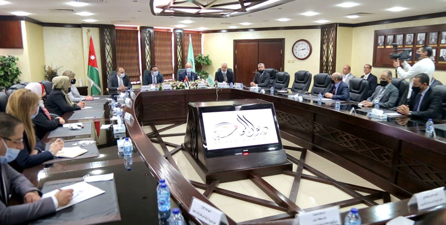 Prime Minister and Minister of Defence Omar Razzaz speaks during a meeting at the Audit Bureau on Monday (Petra photo)