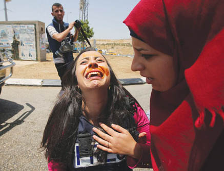 Ro’ya TV's journalist Nebal Farsakh reacts after Israeli security forces sprayed her face with pepper gas on Thursday near the West Bank village of Jabba (AFP photo)