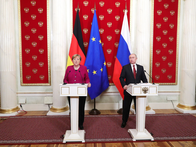 Russian President Vladimir Putin (right) and German Chancellor Angela Merkel attend their joint news conference following their talks in the Kremlin on Saturday (AFP photo)