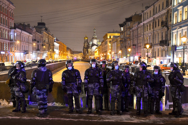 Law enforcement officers are seen deployed in downtown Saint Petersburg to prevent possible protests of Alexei Navalny’s supporters as the Moscow City Court holds the trial of the Russian opposition leader, charged with violating the terms of a 2014 suspended sentence for embezzlement, on Tuesday (AFP photo)