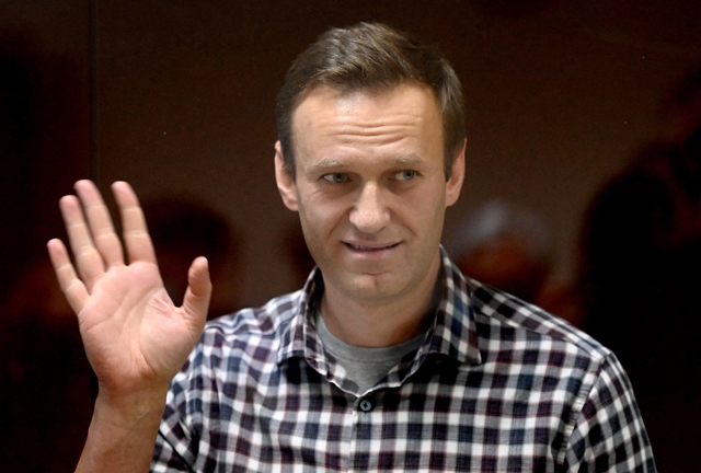  In this file photograph taken on February 20, 2021, Russian opposition leader Alexei Navalny stands inside a glass cell during a court hearing at the Babushkinsky district court in Moscow (AFP photo)