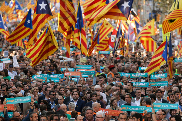 (Centre) Catalan Regional Vice President and Chief of Economy and Finance Oriol Junqueras and Catalan Regional President Carles Puigdemont attend a demonstration on Saturday in Barcelona (AFP photo)