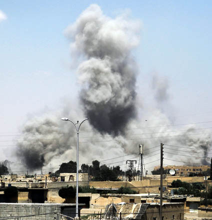 Smoke billows from buildings in the northern Syrian city of Raqqa on Sunday during an offensive by US-backed fighters to retake the Daesh terror group bastion (AFP photo)