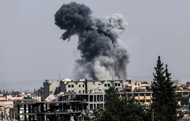 Heavy smoke billows following an air strike on the western frontline of Raqqa on Monday, during an offensive by the US-backed Syrian Democratic Forces, a majority Kurdish and Arab alliance, to retake the city from Daesh group fighters (AFP photo)
