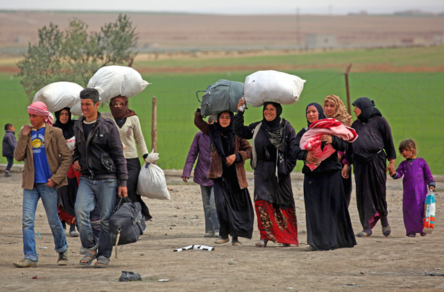 Displaced Syrians, who fled the Daesh stronghold of Raqqa, arrive at a temporary camp in the village of Ain Issa on Friday (AFP photo)