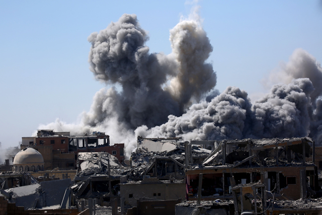 Smoke billows in the embattled northern Syrian city of Raqqa on Sunday, as Syrian Democratic Forces, a US backed Kurdish-Arab alliance, battle to retake the city from the Daesh group (AFP photo)