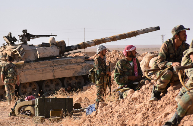 Syrian pro-government forces hold a position near the village of Al Maleha, in the northern countryside of Deir Ezzor, on Saturday, during the ongoing battle against Daesh militants (AFP photo)