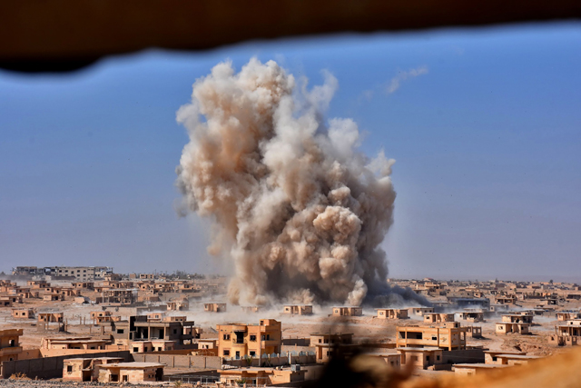 Smoke rises from buildings in the area of Bughayliyah, on the northern outskirts of Deir Ezzor on Wednesday, as Syrian forces advance during their ongoing battle against Daesh (AFP photo)