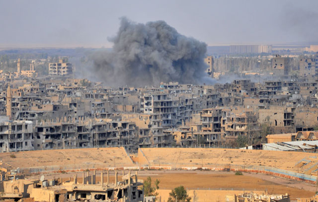 Smoke billows from the eastern Syrian city of Deir Ezzor during an operation by Syrian government forces against Daesh group militants on Thursday (AFP photo)