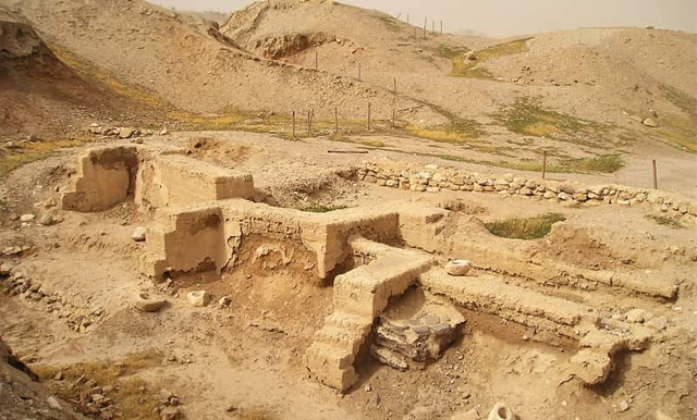 A building in Jericho dating from the Early Bronze IIIB (circa 2,450-2,350 BC) was excavated and restored in year 1997-1999 (Photo of Madain project)