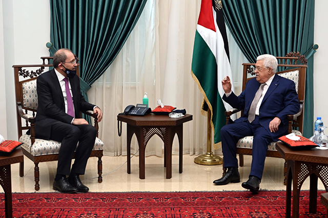 Foreign Minister Ayman Safadi meets with Palestinian President Mahmoud Abbas in Ramallah on Thursday (Petra photo)