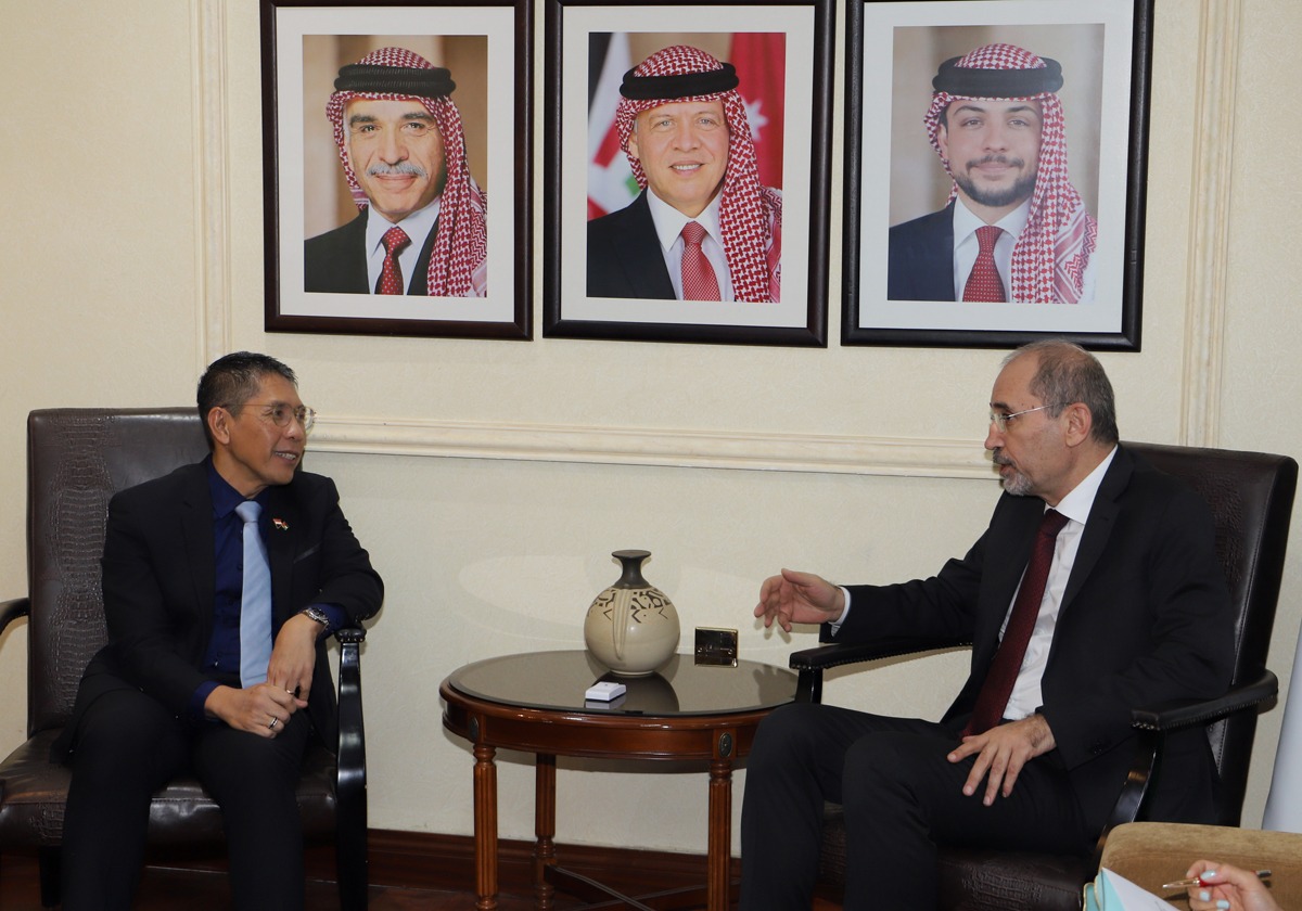 Deputy Prime Minister and Foreign Minister Ayman Safadi meets with Minister in the Prime Minister's Office and Second Minister for Education and Foreign Affairs of Singapore Mohamad Maliki Bin Osman on Thursday (Petra photo)