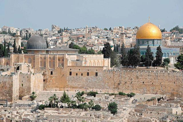 The Old City of Jerusalem with the Dome of the Rock (right) and Al Aqsa Mosque (left) (AFP photo)