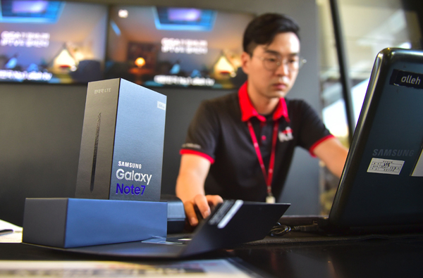 A South Korean employee works to provide replacement for Samsung Galaxy Note7 smartphones at a telecommunications shop in Seoul, on September 19 (AFP photo)