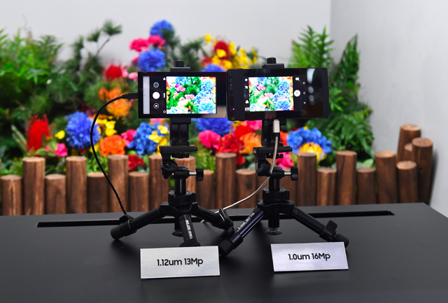This photo taken on Wednesday shows two Samsung smartphones displayed at a Samsung booth during the Mobile World Conference in Shanghai (AFP photo)
