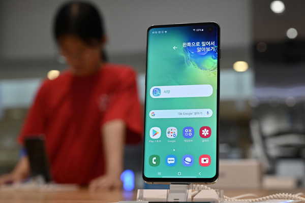 A visitor looks at a Samsung Galaxy S10 smartphone at its showroom in Seoul, on Friday  (AFP photo)