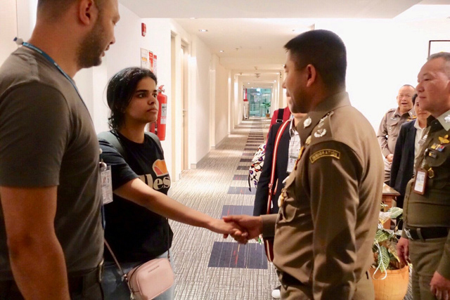 Saudi teen Rahaf Mohammed Al Qunun is greeted by Thai immigration authorities at a hotel inside Suvarnabhumi Airport in Bangkok, Thailand, on Monday (Reuters photo)
