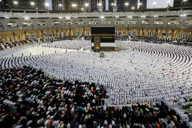Muslim worshippers and pilgrims (white) pray around the Kaaba, Islam's holiest shrine, at the Grand Mosque in Saudi Arabia's holy city of Mecca on Wednesday (AFP photo)
