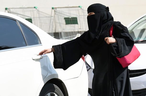 This file photo taken on October 26, 2014 shows a Saudi woman getting into a taxi at a mall in Riyadh.  Saudi Arabia will allow women to drive from next June, state media said on Tuesday (AFP photo)