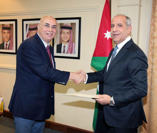 Ambassador of Georgia Zaza Kandelaki (left) presents a copy of his credentials to Zaid Lozi, secretary general of the Ministry of Foreign Affairs and Expatriates in October 2018 (Photo courtesy of the Georgian embassy in Amman)