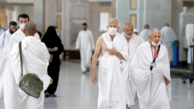  Muslim pilgrims wear masks at the Grand Mosque in the holy city of Mecca on Thursday (AFP photo)