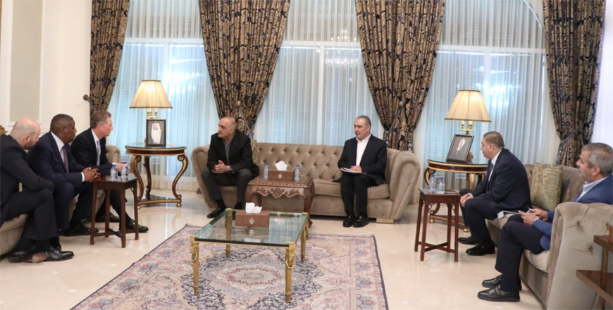 Prime Minister Bisher Khasawneh meets with Kent Masters, Chairman of the Board of Directors of Albemarle Corporation, the US strategic partner in the Jordan Bromine Company, on Monday (Petra photo)